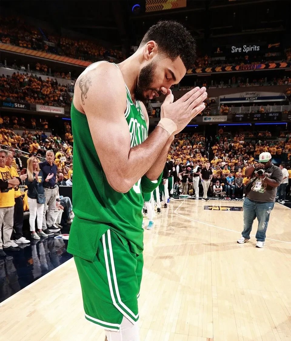 塔图姆在C9比赛中重返赛场,夺冠引发热议!观众掌声雷动 塔图姆在C9比赛中重返赛场,夺冠引发热议!观众掌声雷动